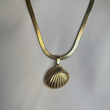 Load image into Gallery viewer, Golden Shell Necklace
